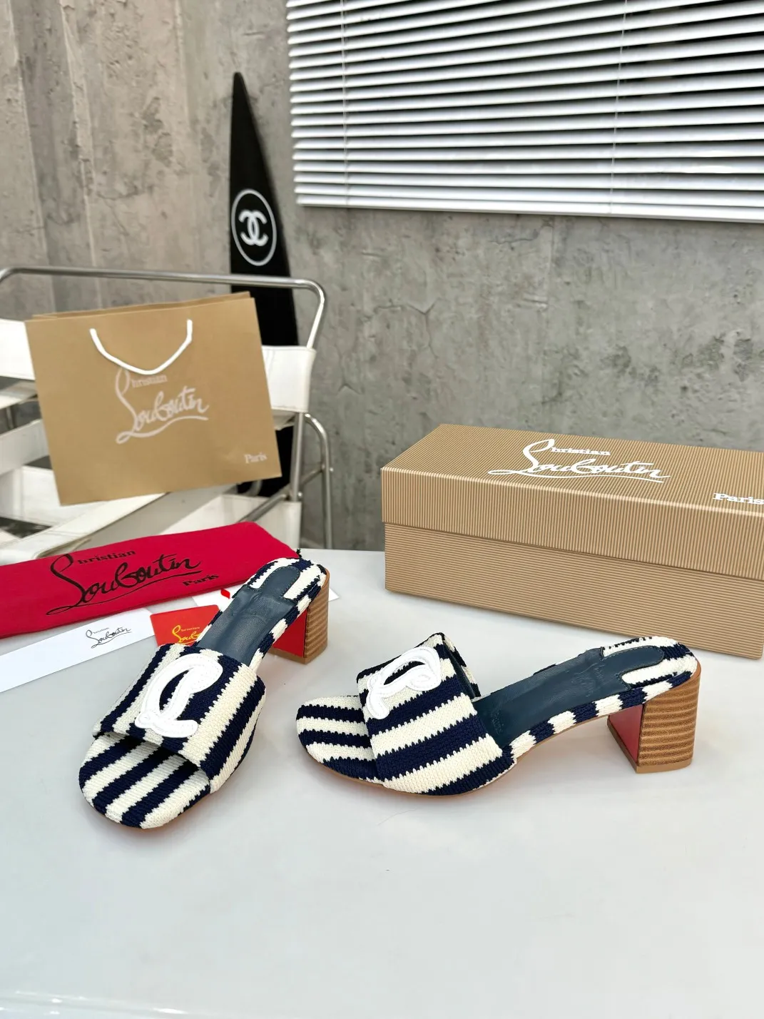 👟👟Ex-factory price 400👟👟 Genuine leather base +40 Top version Purchasing level ⚡③ colors to choose from. Introducing Christian Louboutin (CL) logo design, the latest catwalk style of red-soled shoes 💥abbreviated as CL red-soled shoes T-stage catwalk style👠a fresh breeze with a touch of nobility, perfect on the feet💃elegant and crystal clear, all accessories, materials and patterns are all customized 1:1 with the original version, zero distance from the original version 1⃣Upper: knitted material + unique logo 2⃣Inner: sheepskin 3⃣Outsole: Original one-to-one molded anti-slip two-color outsole with logo 4⃣🔺Original packaging 5⃣Number of yards: 35-42 (refundable or exchangeable if ordering 42)